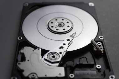 Sabit diskin iç mekanizma donanımını kapat. Yumuşak odak 