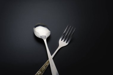 Koyu arka planda çatal ve kaşık, Restoran konsepti. 