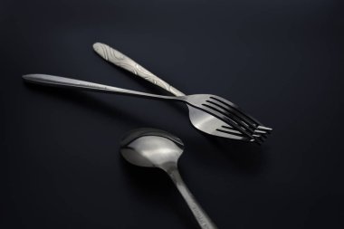 Koyu arka planda çatal ve kaşık, Restoran konsepti. 