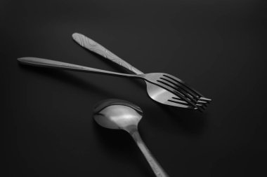 Koyu arka planda çatal ve kaşık, Restoran konsepti. 