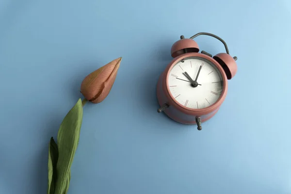 Creativo plano laico concepto vista superior del reloj despertador vintage rosa —  Fotos de Stock