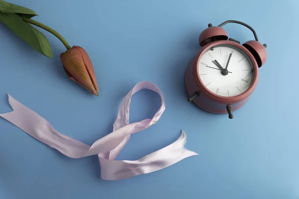 Conceito Câncer Mama Com Fita Tempo Flor Rosa Isolado — Fotografia de Stock