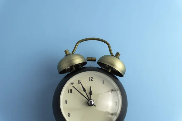 ブラックヴィンテージ目覚まし時計の創造的なフラットレイコンセプトトップビュー — ストック写真