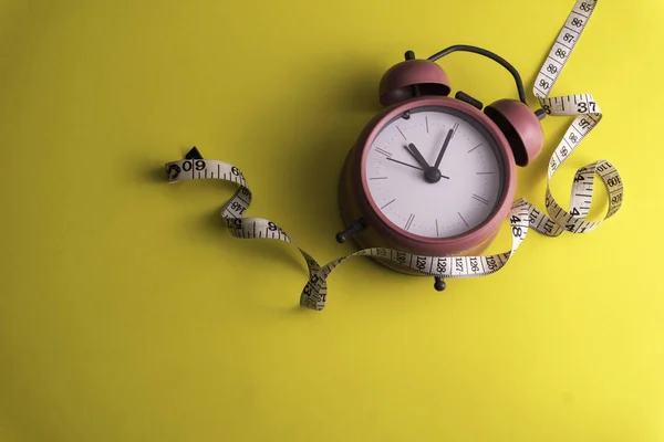 Horloge avec ruban à mesurer, régime alimentaire ou concept de saine alimentation . — Photo