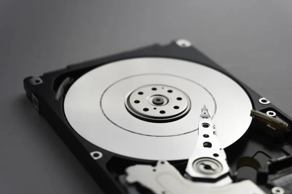 Menutup perangkat keras mekanisme internal hard disk. Fokus lembut — Stok Foto