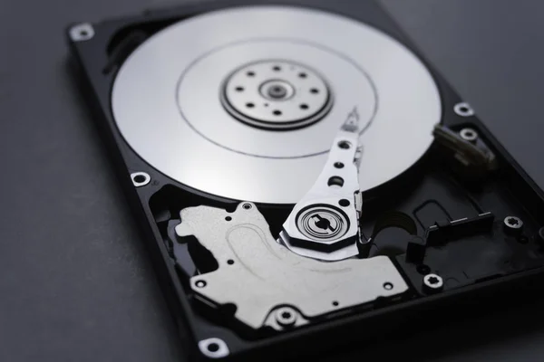 Menutup perangkat keras mekanisme internal hard disk. Fokus lembut — Stok Foto
