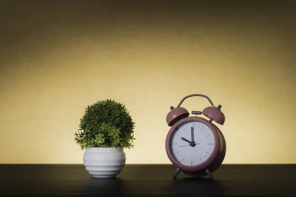 Reloj despertador rosa sobre fondo marrón. Concepto de tiempo . — Foto de Stock