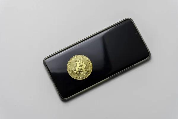 Cep telefonunda Bitcoin altın sikkesi.