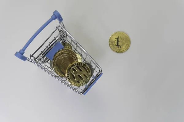 Bitcoin सुनहरा सिक्का सफेद वापस जमीन। व्यापार और वित्तपोषण — स्टॉक फ़ोटो, इमेज