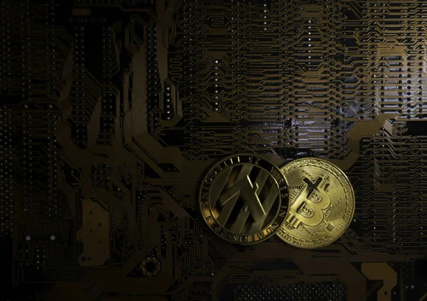 Bitcoin moneda de oro en la placa de circuito informático — Foto de Stock