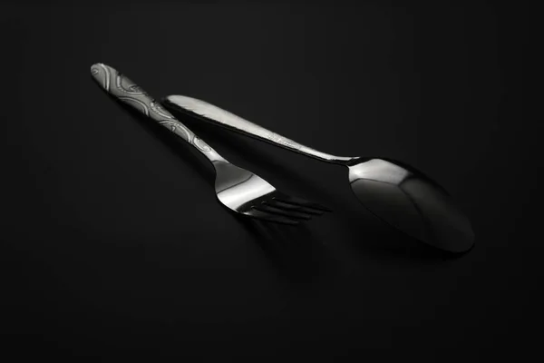 暗い背景にフォークとスプーン,レストランのコンセプト. — ストック写真