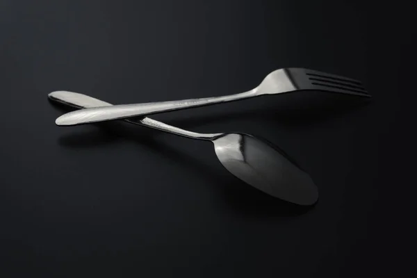 Πιρούνι και κουτάλι σε σκούρο φόντο, Εστιατόριο έννοια. — Φωτογραφία Αρχείου