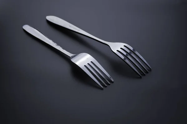 黑暗背景下的叉子和勺子，餐厅概念. — 图库照片