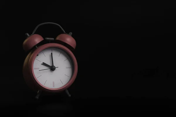 Reloj despertador rosa. sobre un fondo negro. Concepto de tiempo . Imagen De Stock
