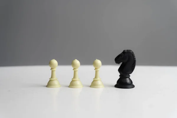 Pieza de ajedrez destacada de otros sobre fondo claro . Imagen De Stock