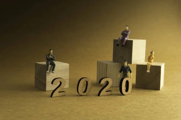 Szczęśliwego Nowego Roku 2020. Symbol z numeru 2020 na brązowym tle — Zdjęcie stockowe