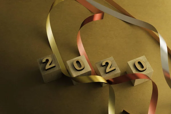 Gott nytt år 2020. Symbol från nummer 2020 på brun bakgrund — Stockfoto