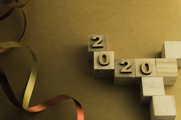 Szczęśliwego Nowego Roku 2020. Symbol z numeru 2020 na brązowym tle — Zdjęcie stockowe