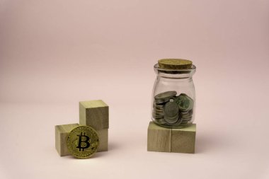 Renkli arka planda Bitcoin. Kopyalama alanı ile iş kavramı.