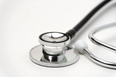 Tıbbi, tıbbi steteskop ve beyaz arka planda haplar. Sağlık hizmeti ya da hastalık. Hastanede ya da eczanede ilaç ya da tablet. Kardiyoloji kalp tedavisi. İlaç reçetesi