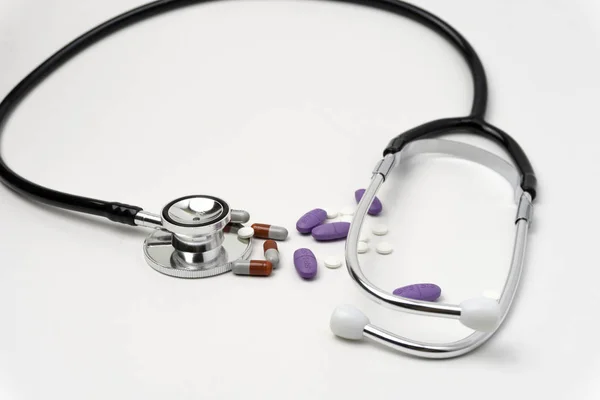 Medicin, medicin stetoskop och piller på vit bakgrund. — Stockfoto