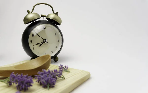 Cuchara vacía, tabla de cortar, reloj, vista superior, fondo, plantilla — Foto de Stock