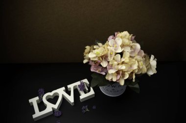 Kelimesi kelimesine aşk olan çiçekler ahşap arka planda, boşluk 