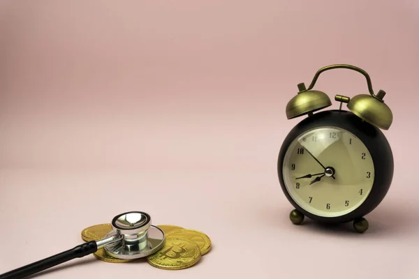 Time to make money concept, pink retro styled alarm clock — Stock Photo, Image