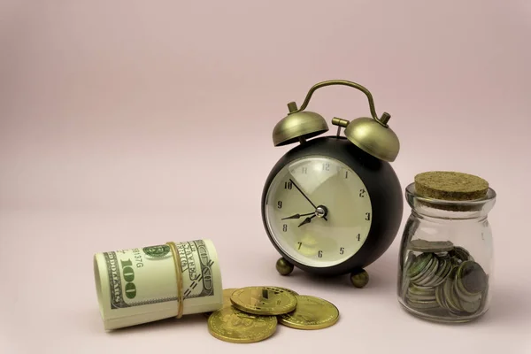 Tiempo para hacer concepto de dinero, rosa reloj despertador de estilo retro — Foto de Stock