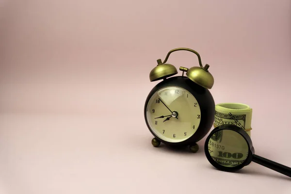 Zeit, Geld zu verdienen Konzept, rosa Retro-Wecker — Stockfoto