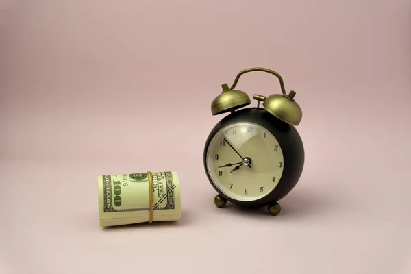 Tiempo para hacer concepto de dinero, rosa reloj despertador de estilo retro — Foto de Stock