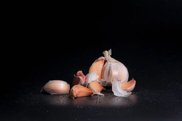 Künstlerisches Bild Von Knoblauch Auf Dunklem Hintergrund Ein Paar Knoblauchköpfe — Stockfoto