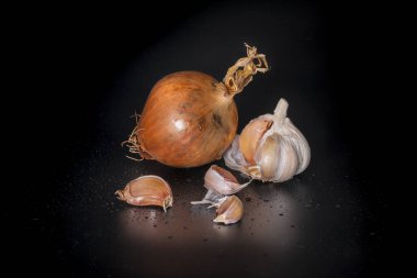 Hollanda Soğanları ve Galiç siyah arka planda.