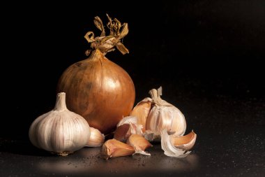 Hollanda Soğanları ve Galiç siyah arka planda.