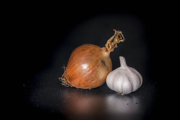 Holland Onions Und Galic Auf Schwarzem Hintergrund — Stockfoto