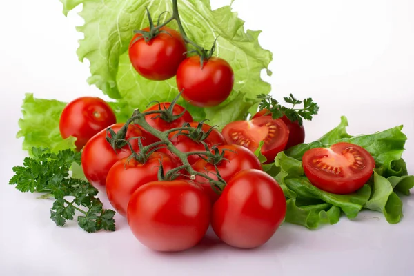 Tomaten Mit Salatblättern Auf Weißem Hintergrund — Stockfoto