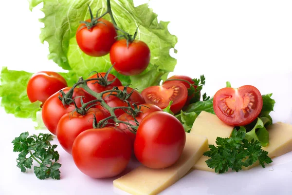 Tomates Com Folhas Alface Sobre Fundo Branco — Fotografia de Stock