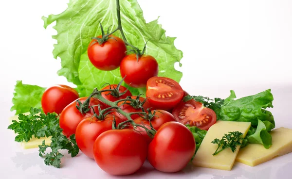 Tomaten Mit Salatblättern Auf Weißem Hintergrund — Stockfoto