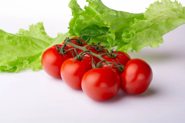 Tomaten Mit Salatblättern Auf Weißem Hintergrund — Stockfoto