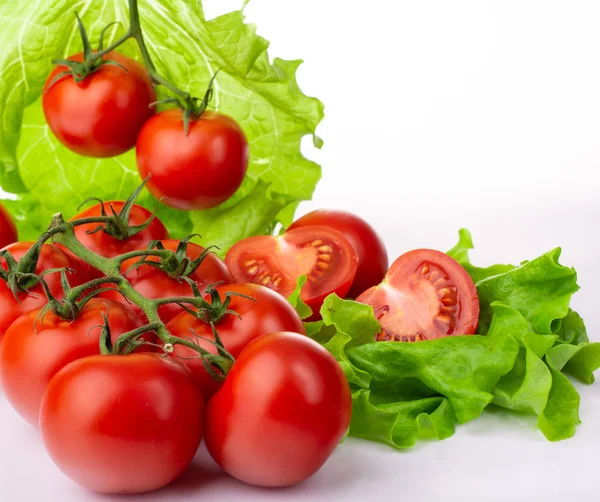 生菜叶在白色背景上的西红柿 — 图库照片