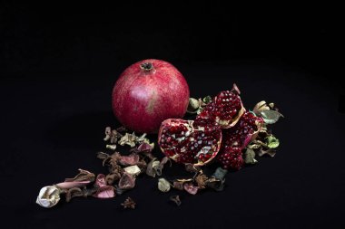 Siyah yalıtılmış arka planda olgun nar kırsal tarzı natürmort yaşam