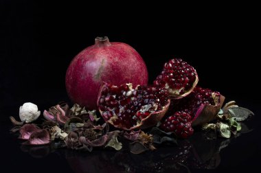 Siyah yalıtılmış arka planda olgun nar kırsal tarzı natürmort yaşam