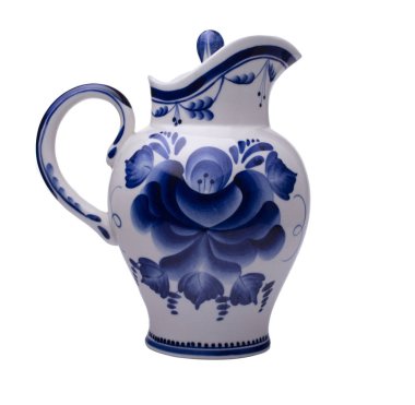 Beyaz arka planda boyalı porselen sürahi