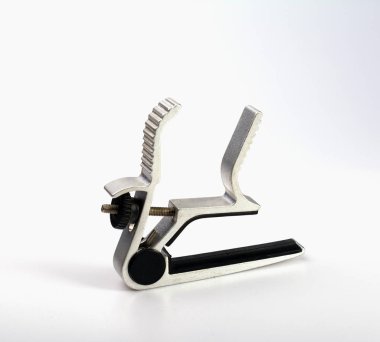 Gitar dizgileri için Capo klibi izole et