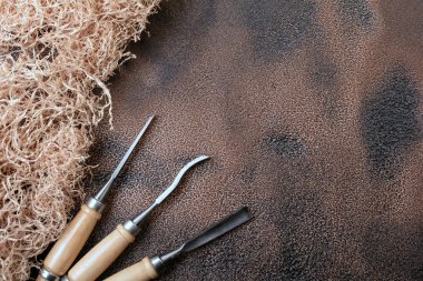 Marangozluk, ahşap arka plan. Tahtanın altındaki aletler.