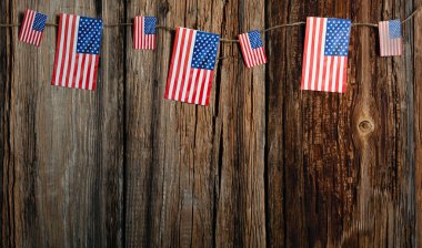 Tahta arka planda Amerikan bayrakları