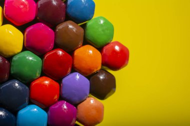 Renkli kalemler yakın - sarı izole arkaplanda arkadan görünüm