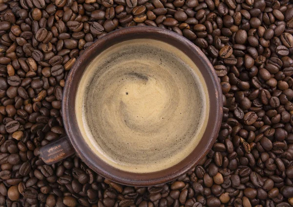 Filiżanka Kawy Ziarna Kawy Odosobnionym Tle Widok Bliska Góry — Zdjęcie stockowe