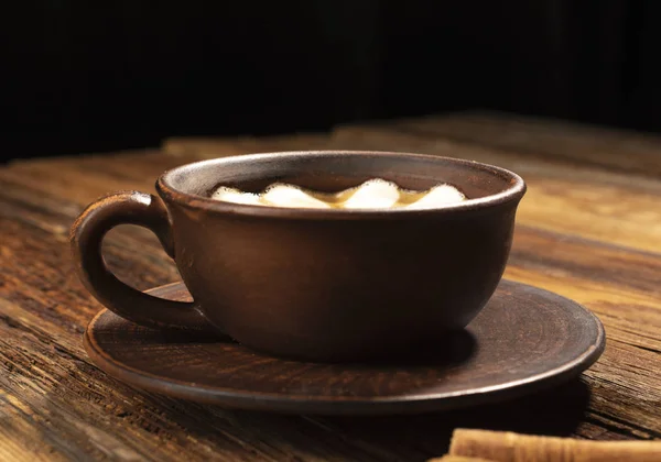 Tasse Kaffee Aus Ton Mit Marshmallow Schaum Nahaufnahme Auf Einem — Stockfoto