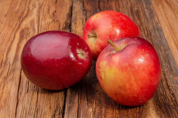 Стиглі Червоні Яблука Дерев Яному Столі — стокове фото